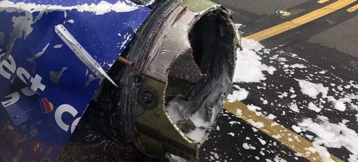 Πτήση τρόμου: Διαλύθηκε ο κινητήρας, έσπασε παράθυρο του αεροσκάφους -Τραυματίστηκαν επιβάτες [εικόνες]